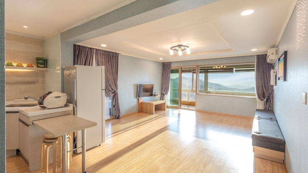 Basic Room, 1 Bedroom (eondeok) photo 2