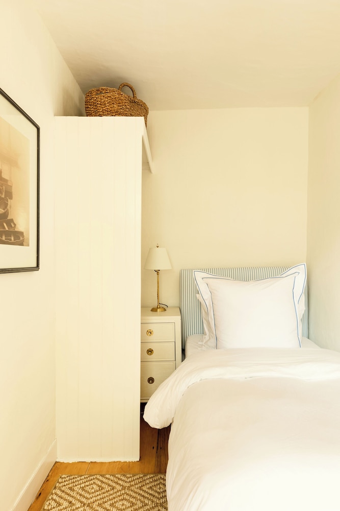 Basic Single Room, City View photo 3