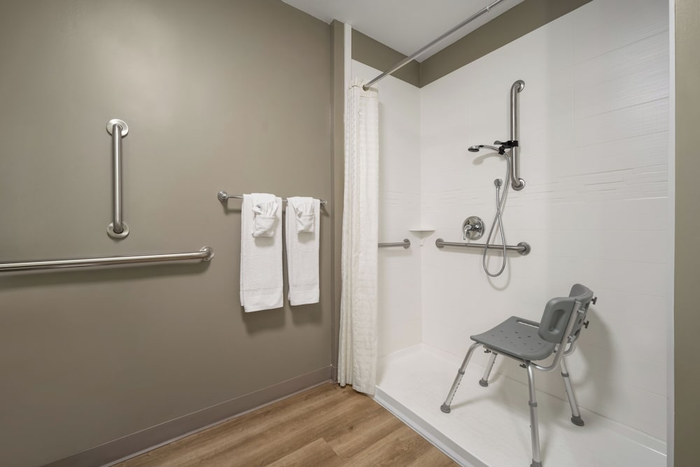 Deluxe Room, 2 Queen Beds, Accessible, Non Smoking (Mobility, Roll-In Shower) - Photo 4