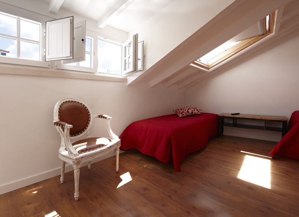 Economy Triple Room, City View photo 3