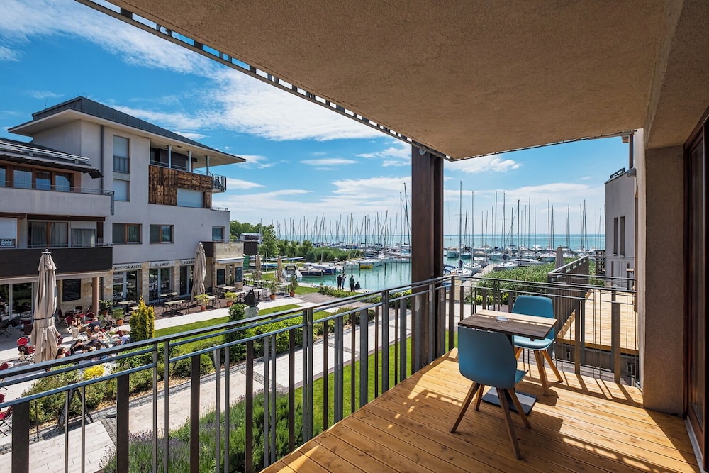 Premium Double or Twin Room, Partial Lake View photo 3