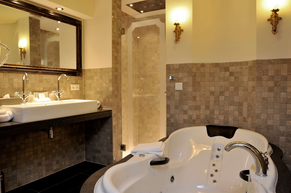 Superior Suite, Multiple Beds (Theme) - Photo 10