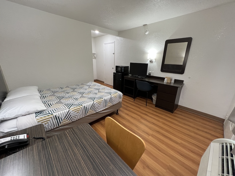 Standard Room, 1 Queen Bed, Non Smoking, Refrigerator & Microwave photo 1