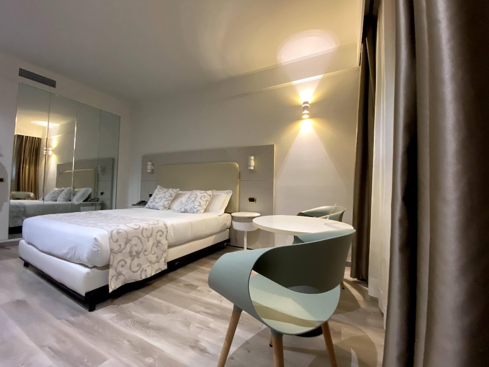 Deluxe Room, Hot Tub - Photo 7