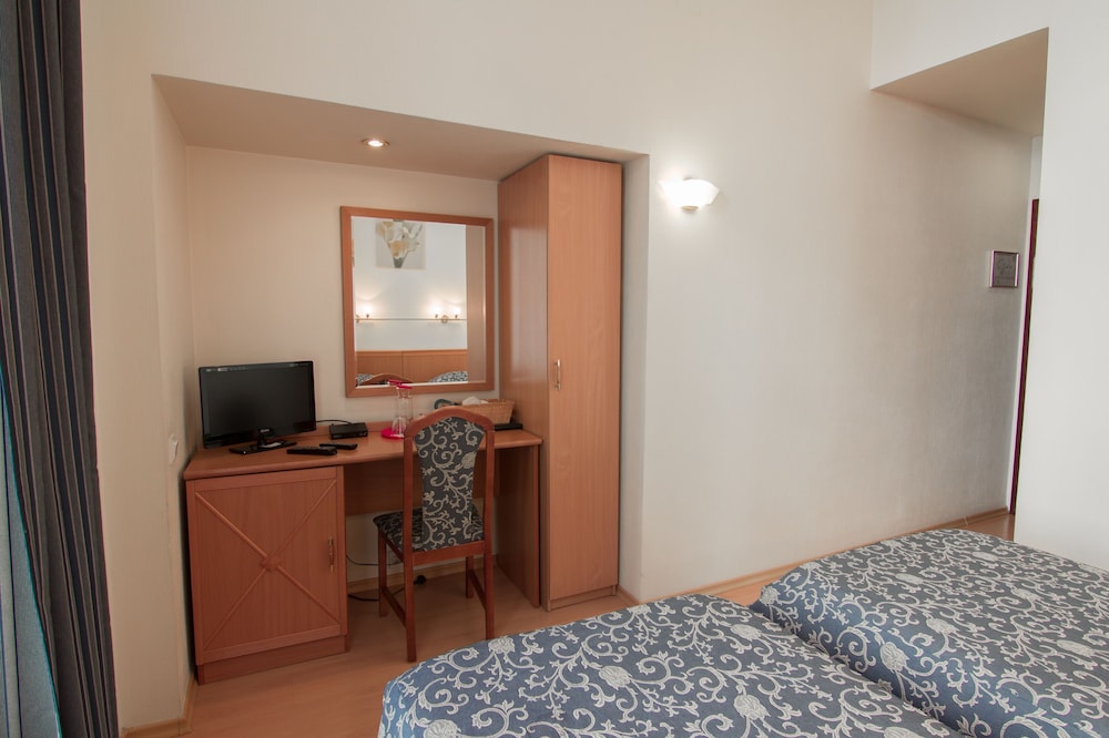 Twin Room (Blue Lounge) photo 3
