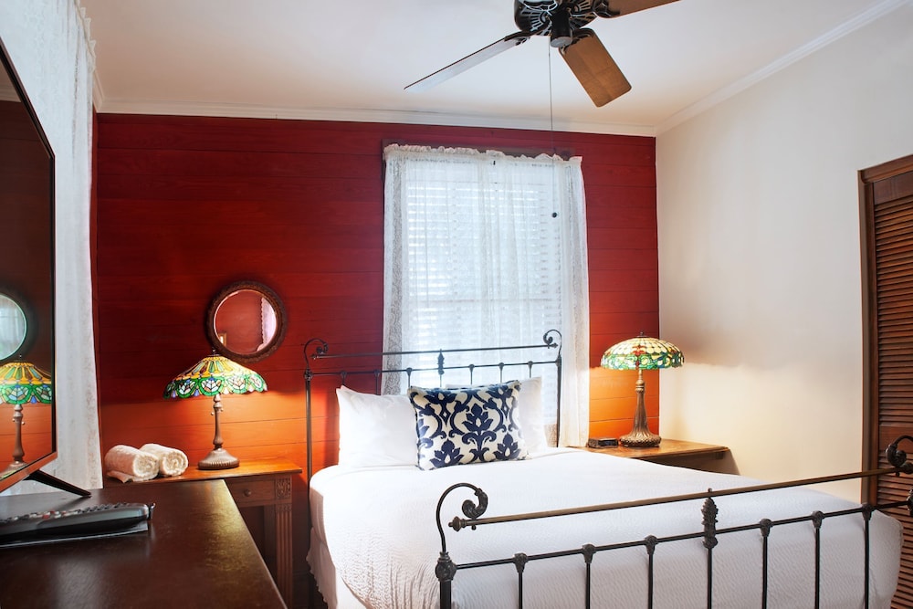 Island City House Queen Suite w/ Porch