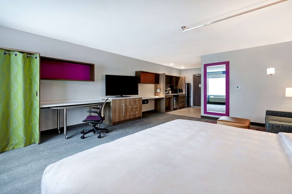 Studio, 1 King Bed, Accessible, Bathtub photo 1