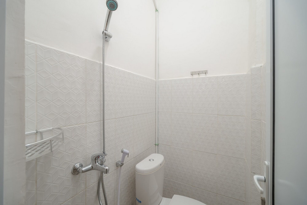 Twin Room (RedDoorz) - Photo 4