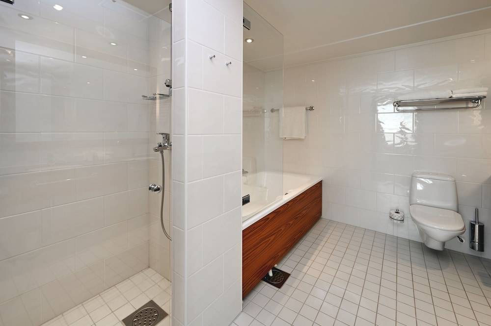 Room, 1 Twin Bed, Club Lounge Access (Club Lounge Access) thumbnail 6