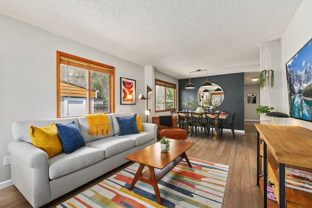 House, Multiple Beds, Kitchen, Garden View (620 East Magnolia St)