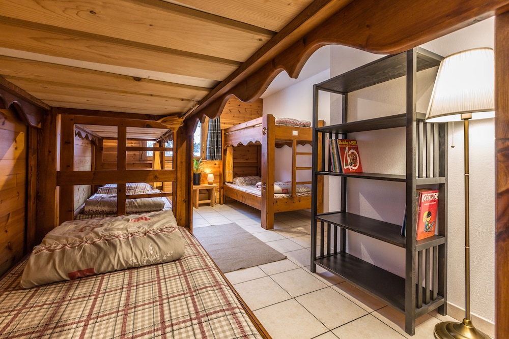 Classic Shared Dormitory, Ensuite, Mountain View (Argousier) photo 3