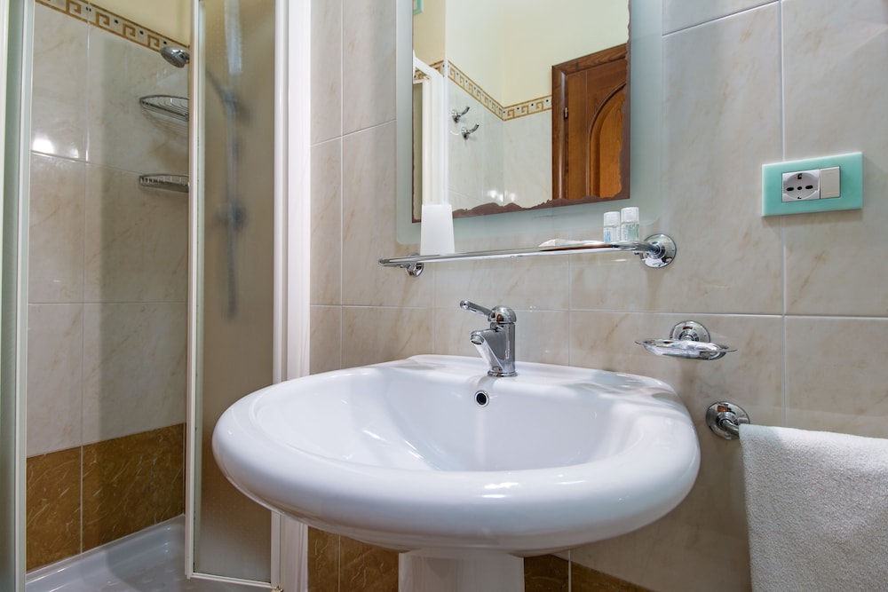 Standard Triple Room, 1 Bedroom - Photo 4