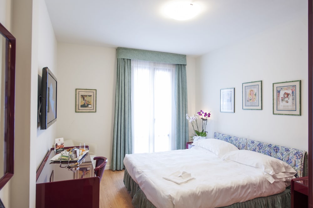 Standard Double Room Single Use thumbnail 6