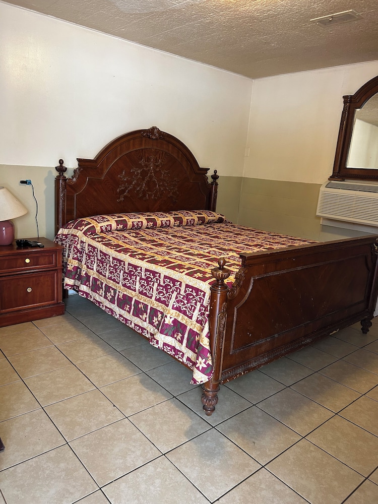 Standard Single Room, 1 King Bed, Smoking photo 3