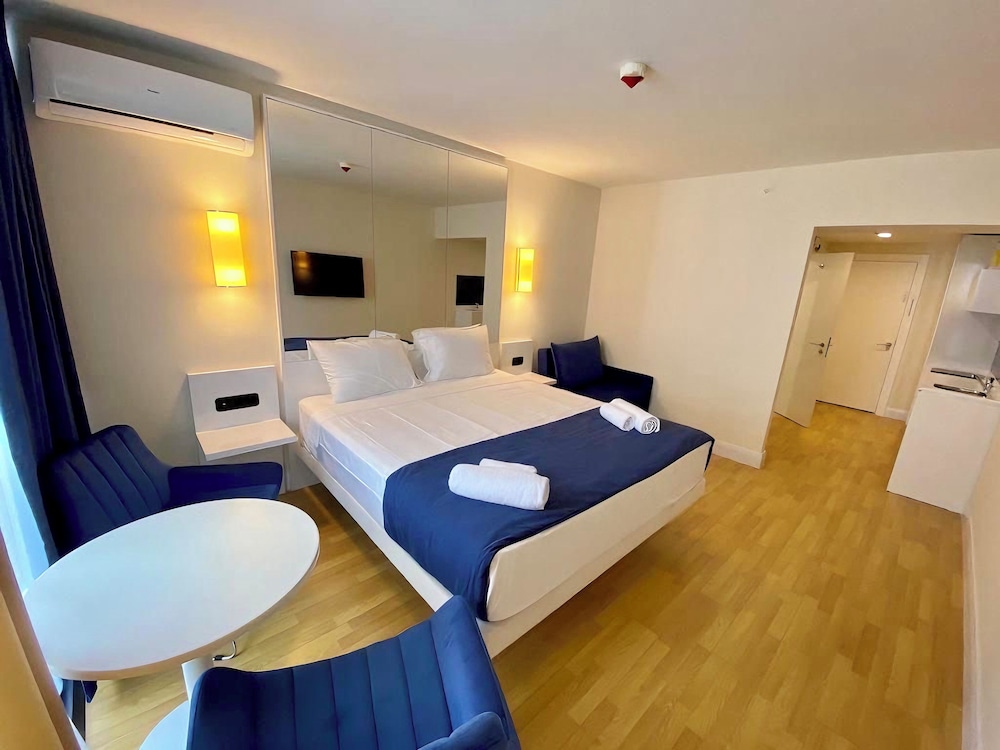 Deluxe Suite, Sea View - Photo 2