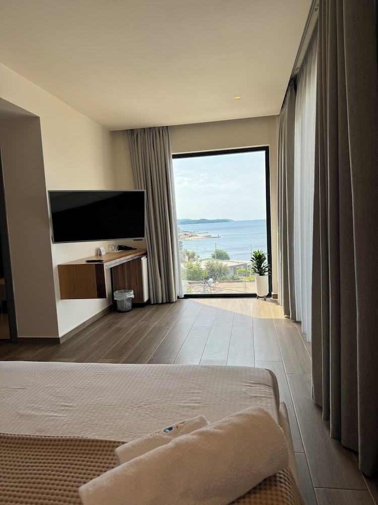 Deluxe Triple Room, Balcony, Sea View photo 1