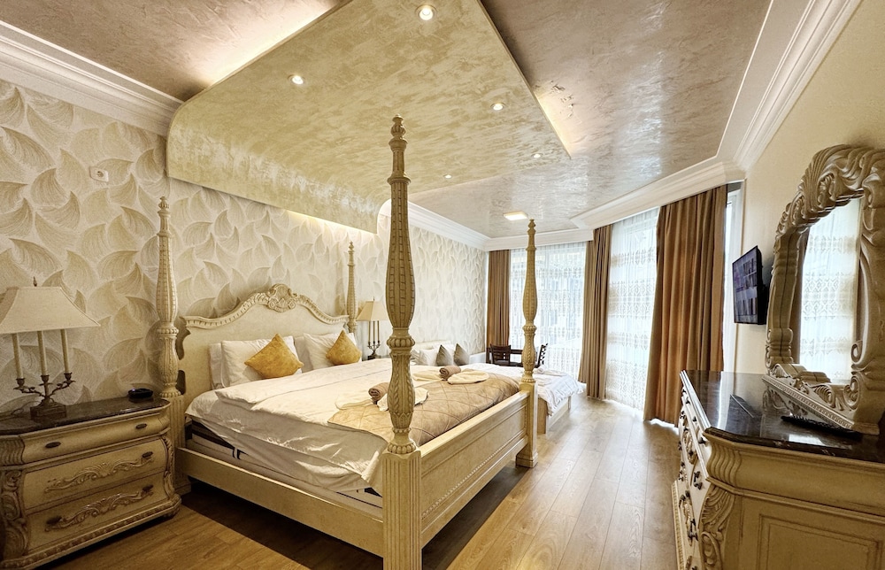 Exclusive Room, Hot Tub, Poolside
