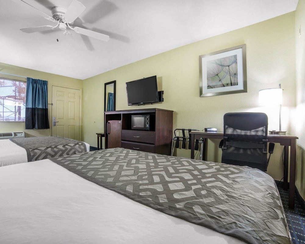 Standard Room, 2 Queen Beds, Non Smoking, Pool View photo 2
