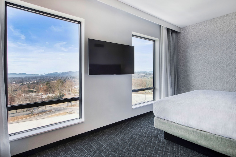 Suite, 1 King Bed, Bathtub (Mobility & Hearing) - Photo 6