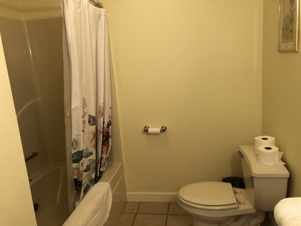 Double Room (Burgandy) photo 3