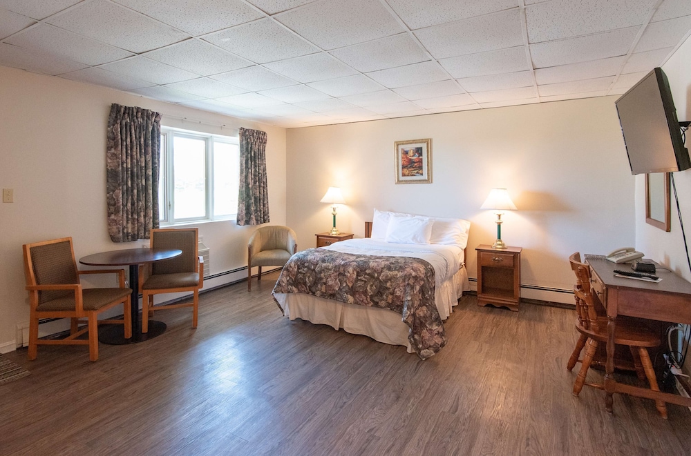 Suite, 2 Queen Beds, Non Smoking, Kitchenette (Main Floor) photo 3