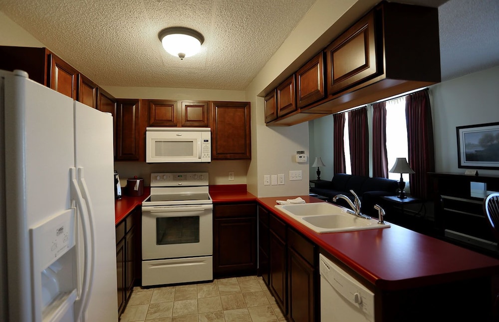 Executive Suite, Multiple Beds, Kitchen (1 King and 2 Twins)
