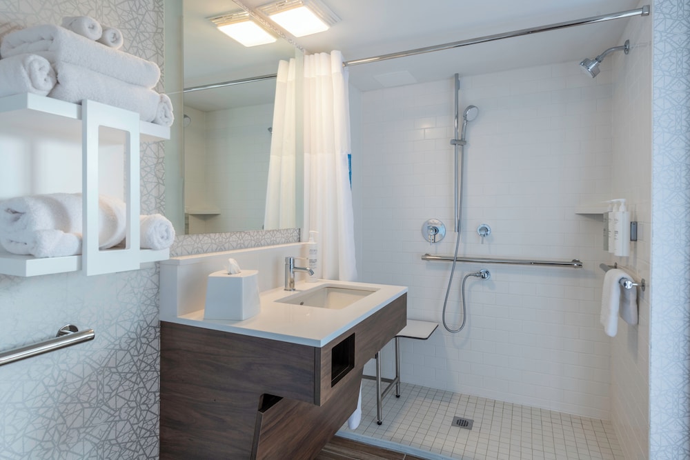 Suite, 1 King Bed, Accessible (Mobility & Hearing, Roll-in Shower) - Photo 3
