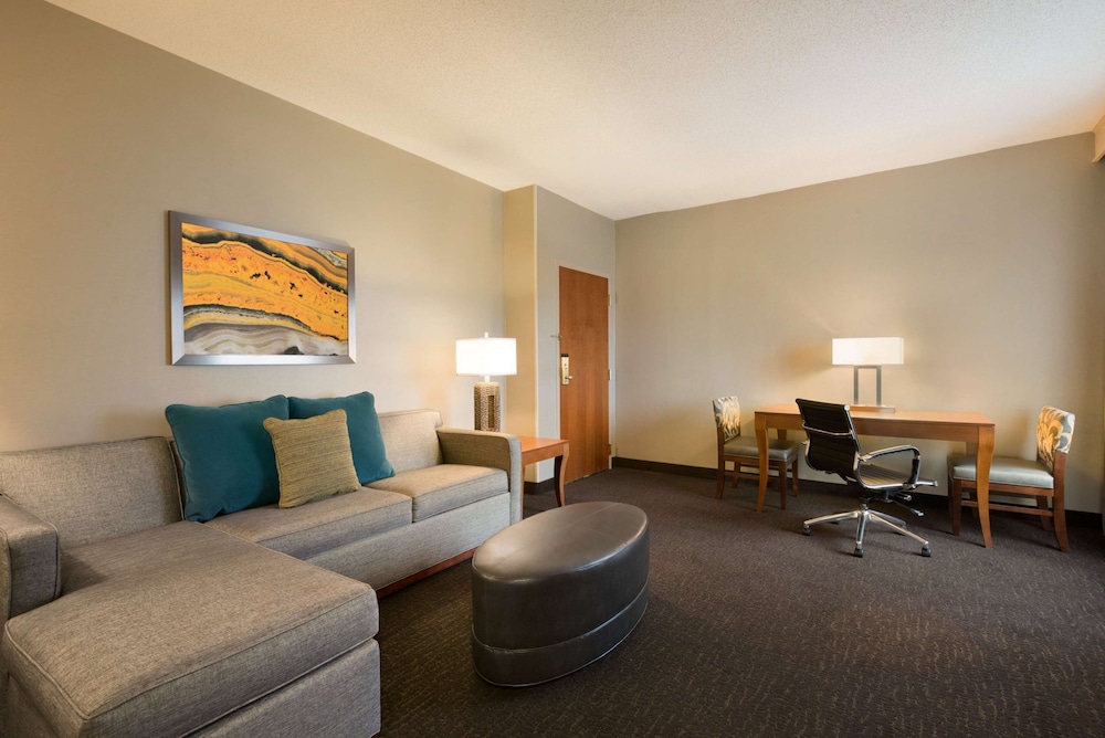 Premium Suite, 1 King Bed, Non Smoking, Corner - Photo 2