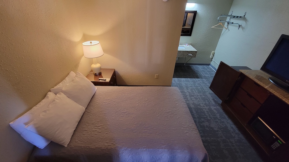 Room- Dog Friendly Queen Deluxe Room w/Sleeper photo 1
