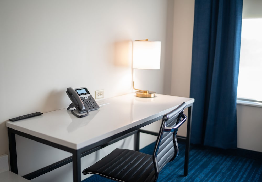 Deluxe Room, 1 King Bed, Accessible photo 3