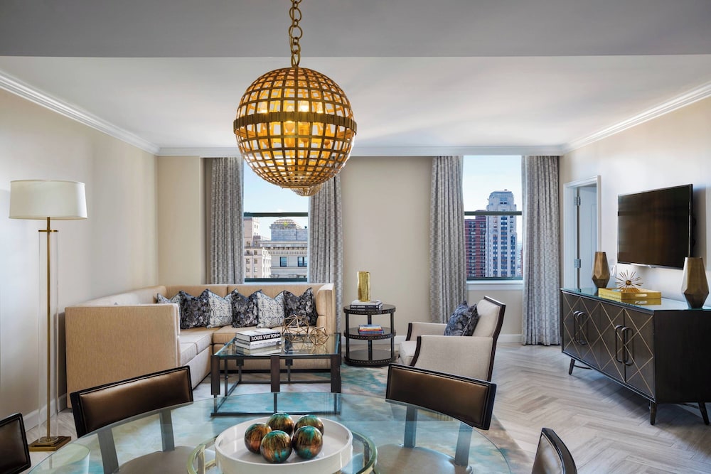 Club Suite, 1 Bedroom (Governor Suite, Club Lounge Access), photo 6