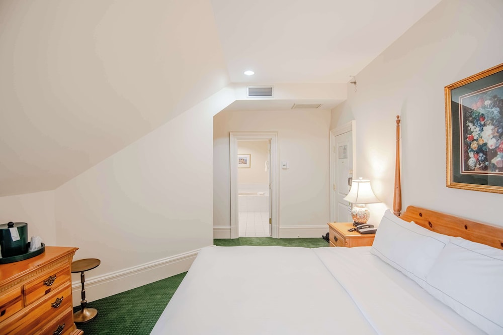 Room, 1 King Bed, Jetted Tub photo 1