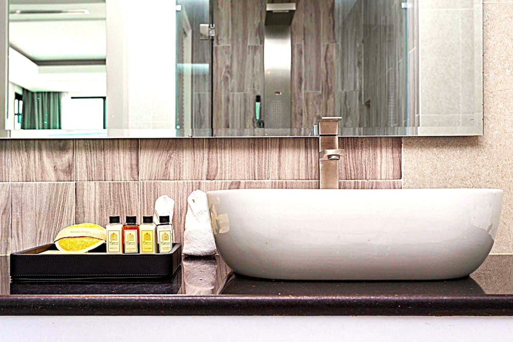 Grand Deluxe Twin Pool View - Photo 9