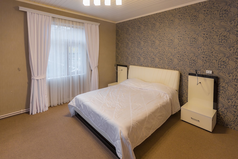 Standard Room, 1 King Bed photo 2