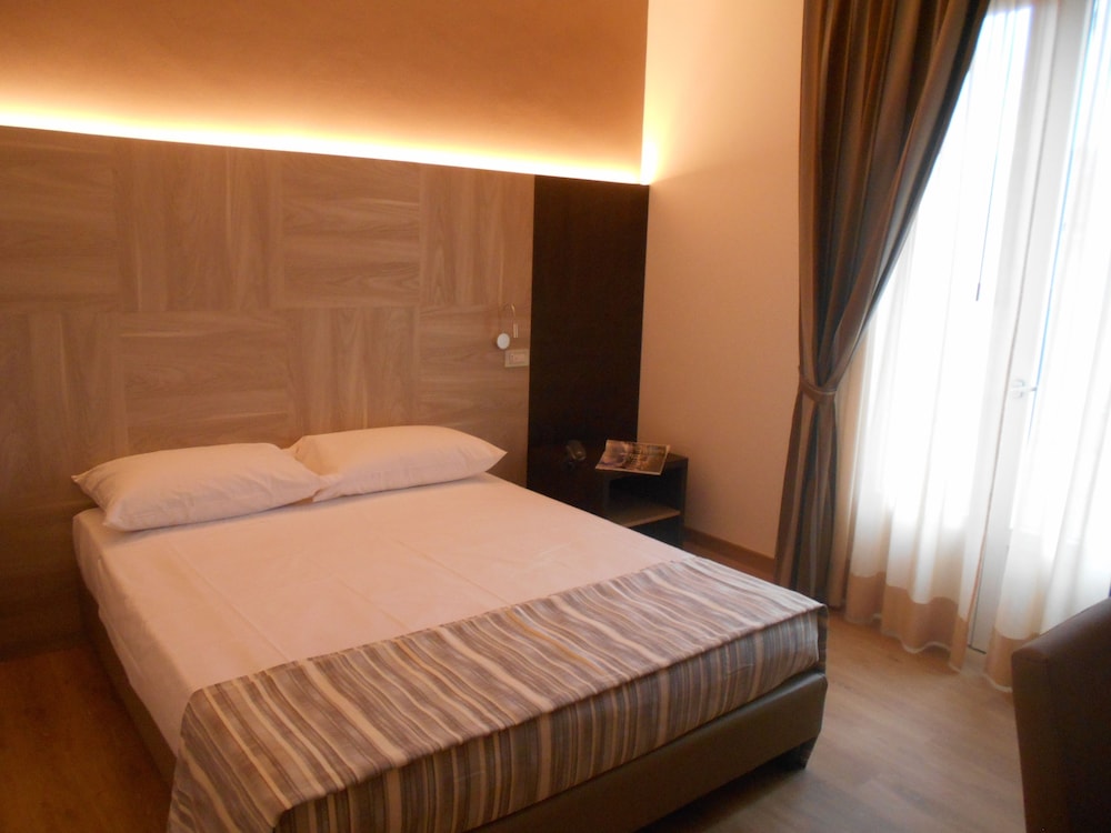 Panoramic Suite, 1 Queen Bed photo 2