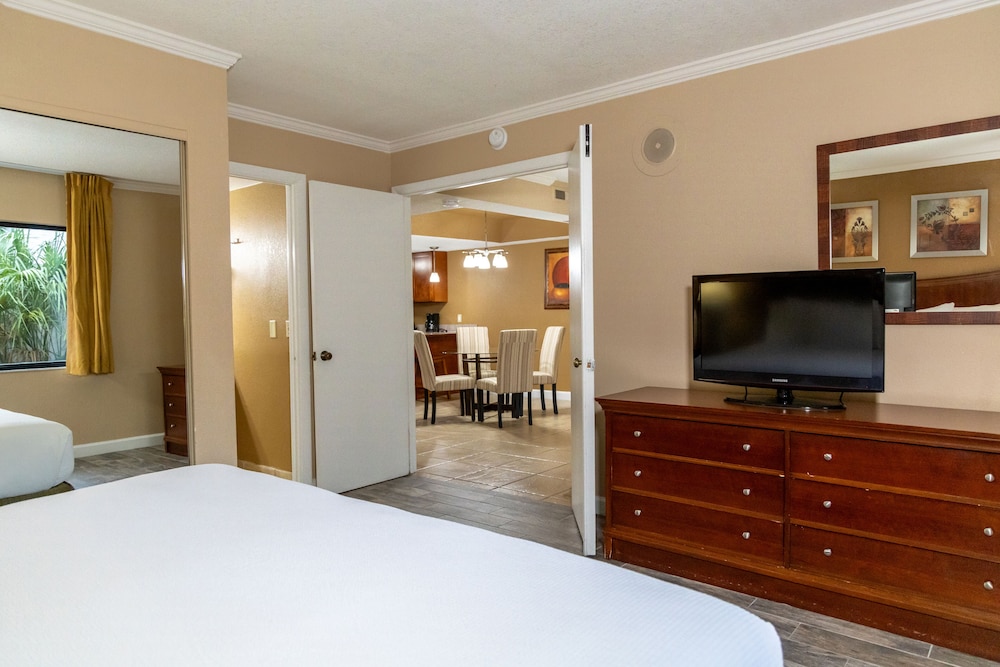 Suite, 2 Bedrooms - Photo 5