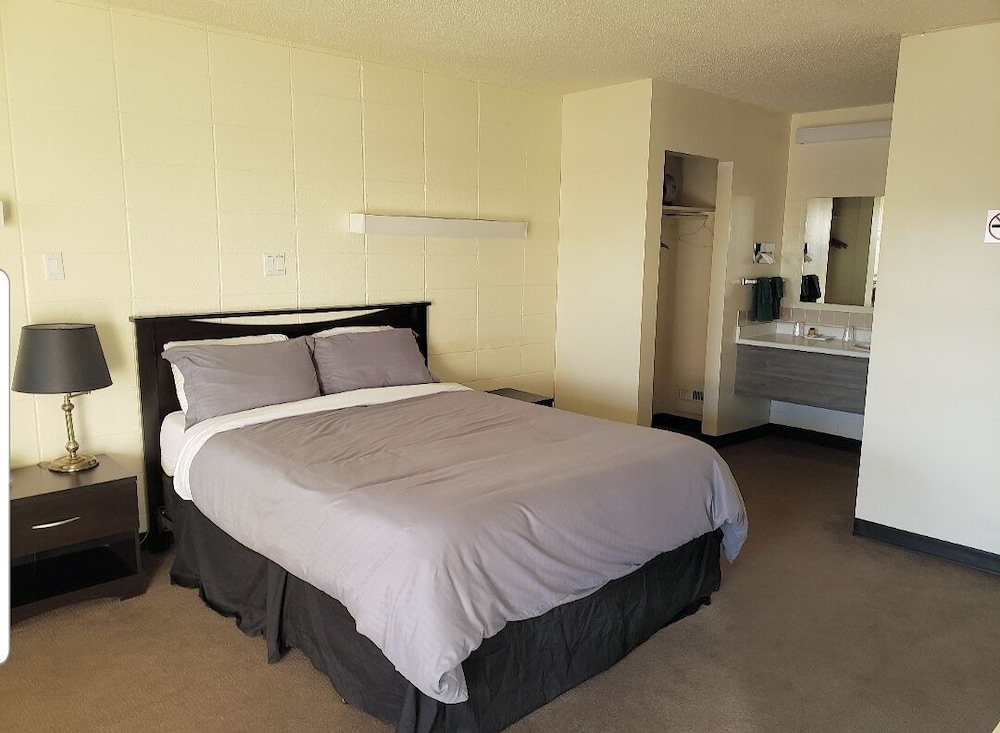 Deluxe Room, 1 Queen Bed photo 1