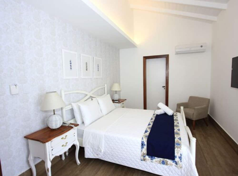Deluxe Room, 1 Queen Bed, Pool View photo 3