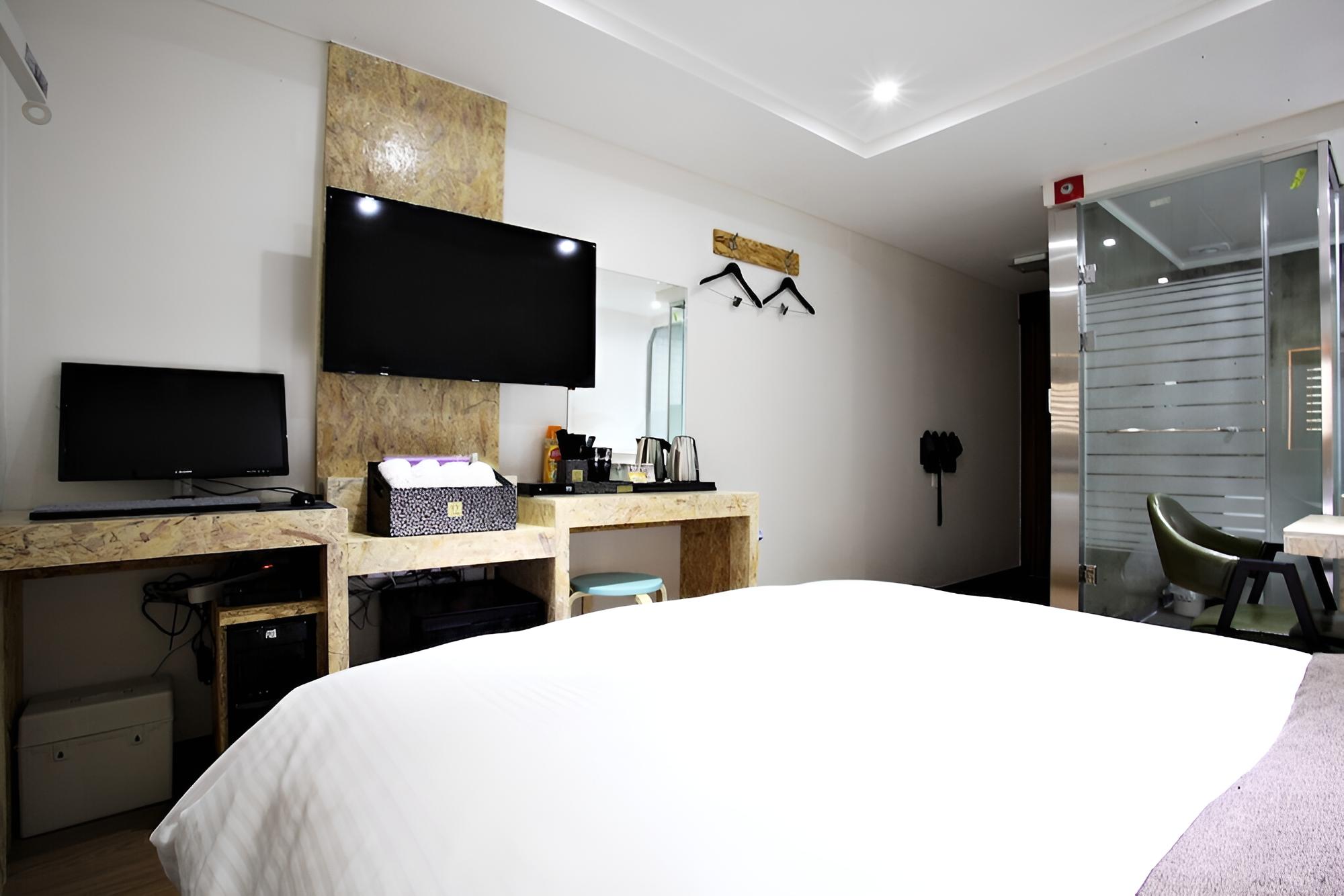 Room (Standard B (Netflix & YouTube Availab) photo 3