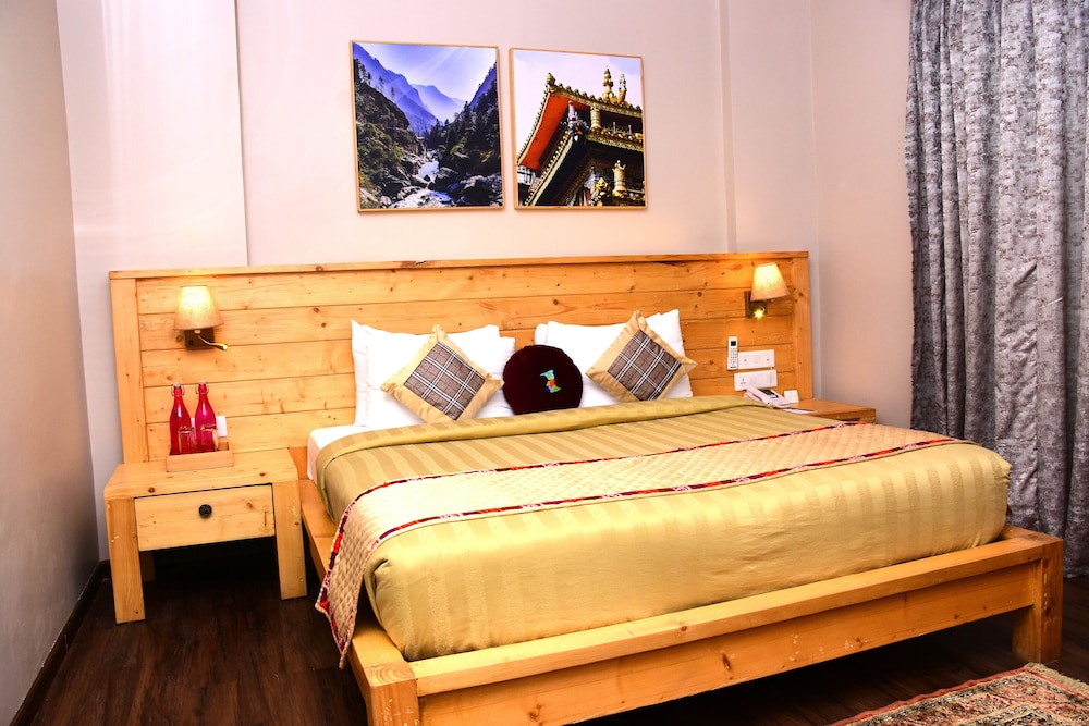 Executive Club Suite with Private Balcony - Photo 9