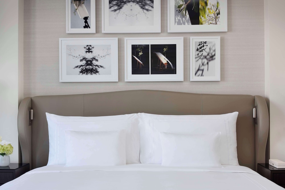 Club Room, 1 King Bed, City View (Grand Club Burj View Room King) photo 3