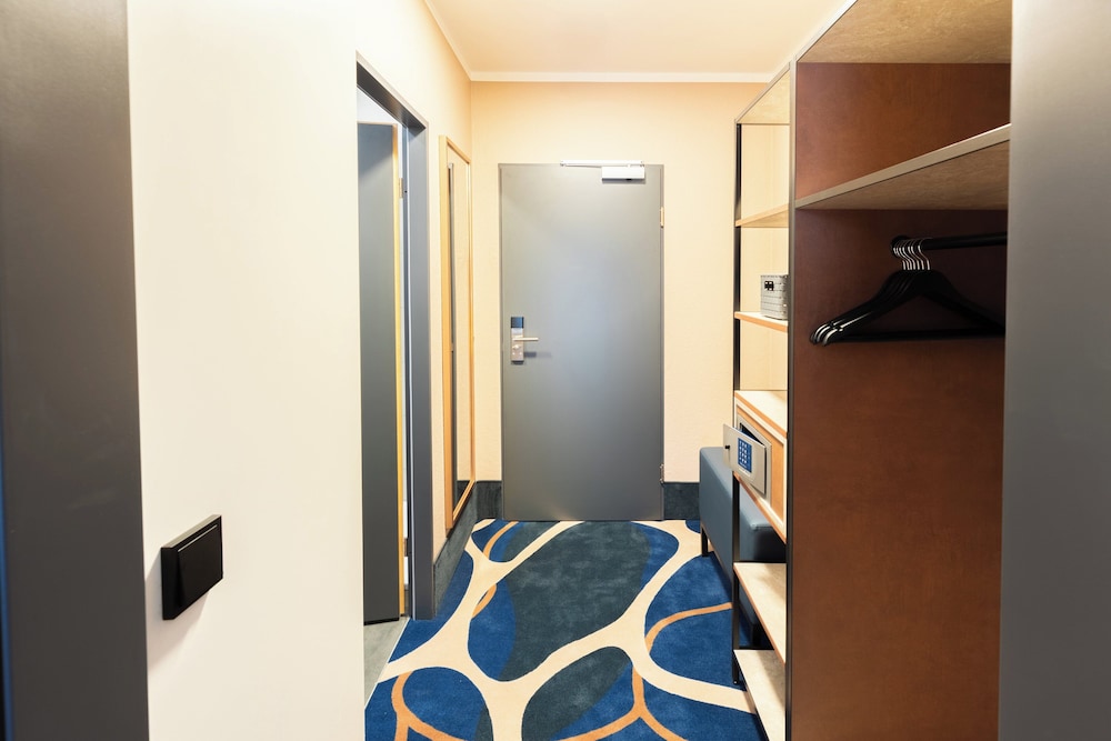 Standard Room, 1 Queen Bed - Photo 6