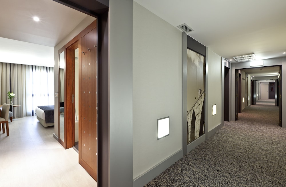 Standard Room, 1 Queen Bed thumbnail 6
