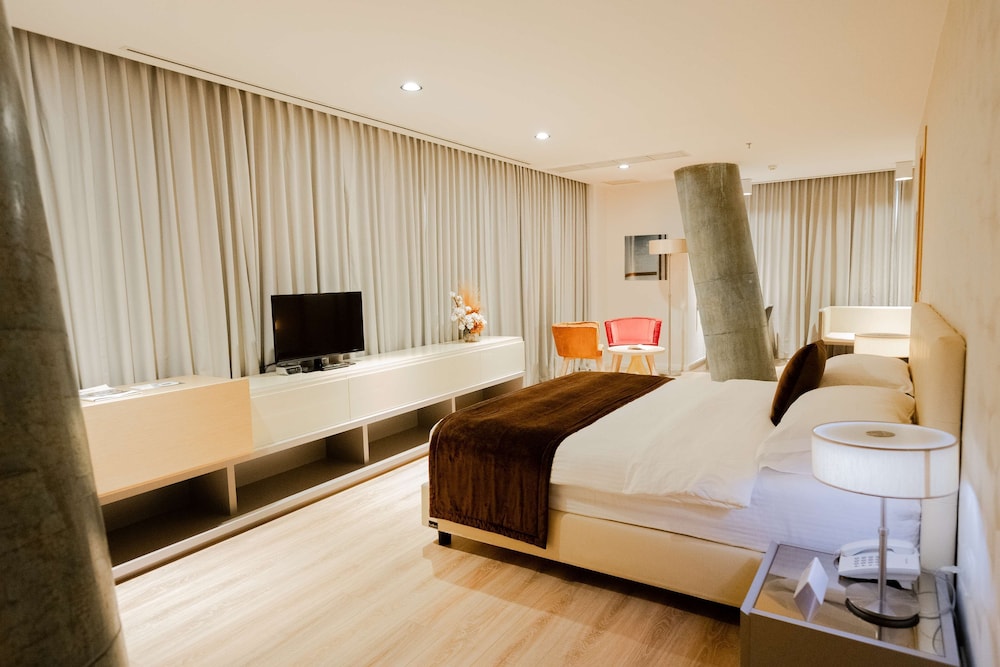 Junior Suite, 1 King Bed, Non Smoking, Bathtub photo 2