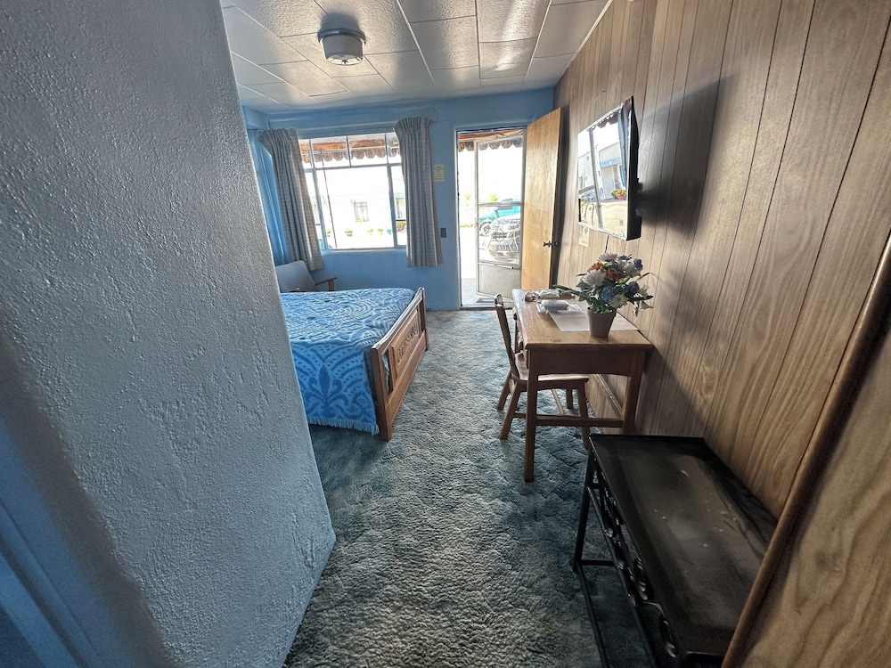 Standard Single Room, 1 Queen Bed, Mountain View photo 3