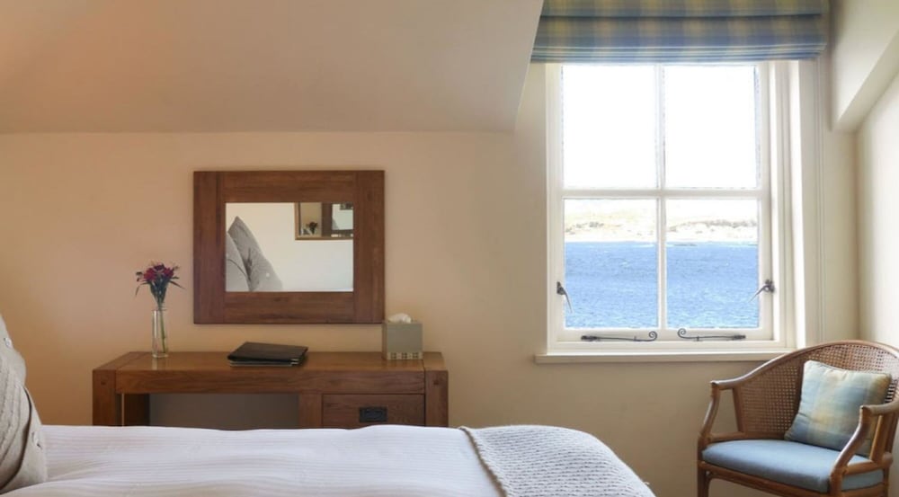 Twin Room, 2 Twin Beds, Ensuite, Lake View photo 3