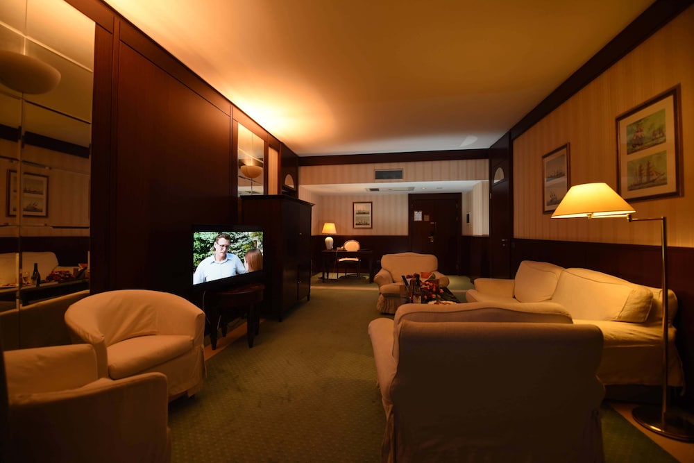Diplomatic Suite