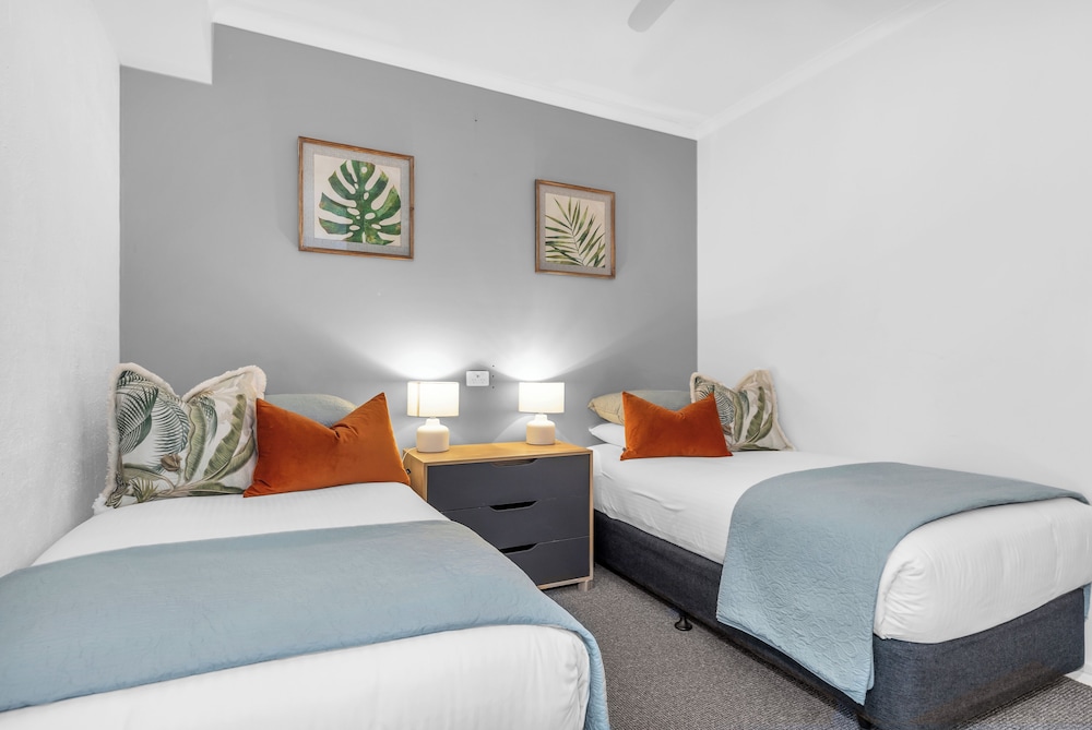 Premier Apartment, 2 Bedrooms, Non Smoking, Kitchen (3 Night Special) photo 2