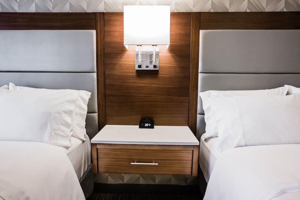 Standard Room, Multiple Beds thumbnail 6