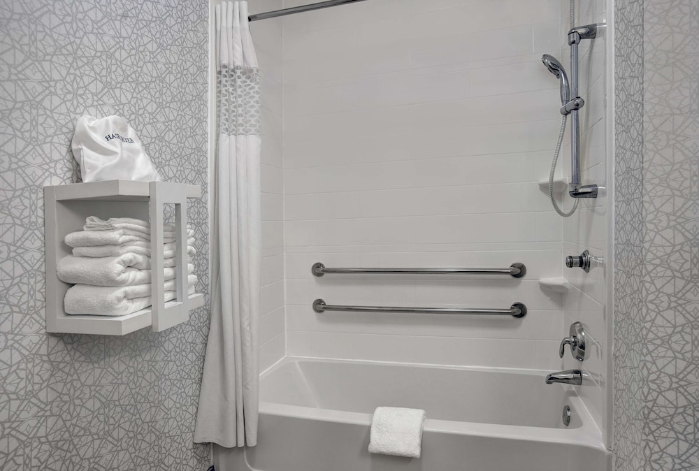 Room, 1 Queen Bed, Accessible (Mobility & Hearing) - Photo 5